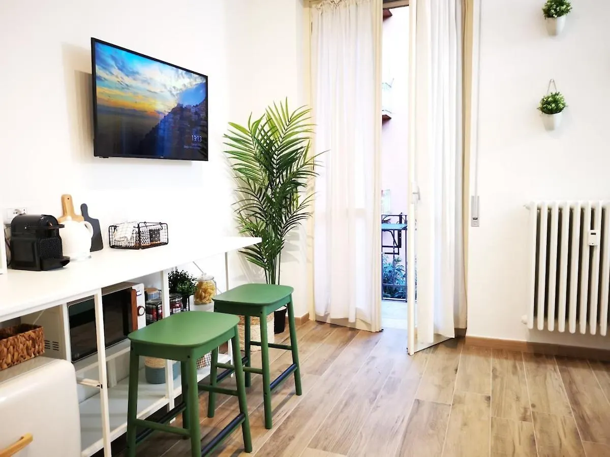 Nice Apartment A Due Passi Dalla Metro Милан Италия